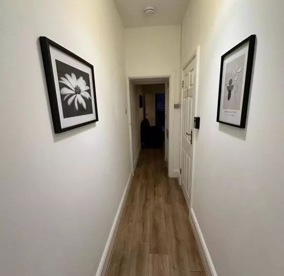 Lovely Town House Room 4