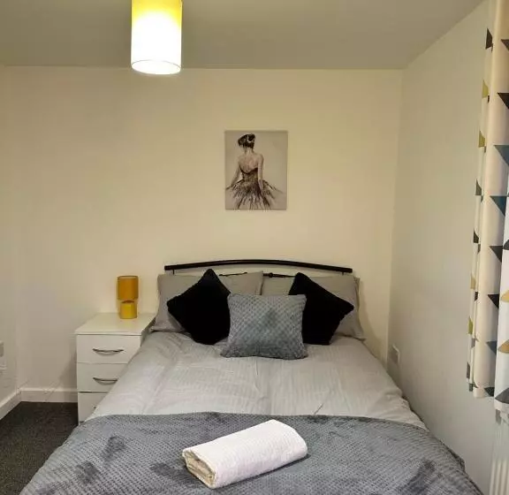Lovely Town House Room 4