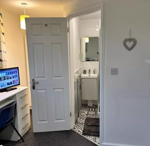 Lovely Town House Room 4