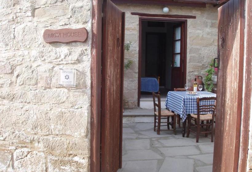 בית מלון כפרי Niovi Traditional Houses