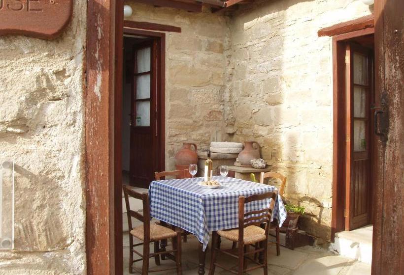 בית מלון כפרי Niovi Traditional Houses