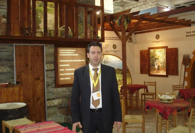 בית מלון כפרי Niovi Traditional Houses