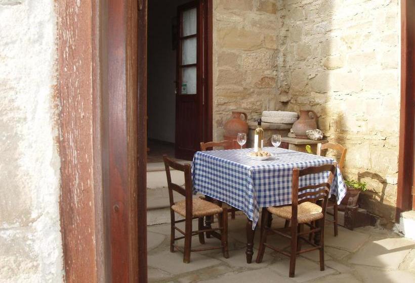 בית מלון כפרי Niovi Traditional Houses