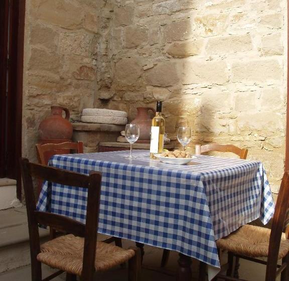 בית מלון כפרי Niovi Traditional Houses