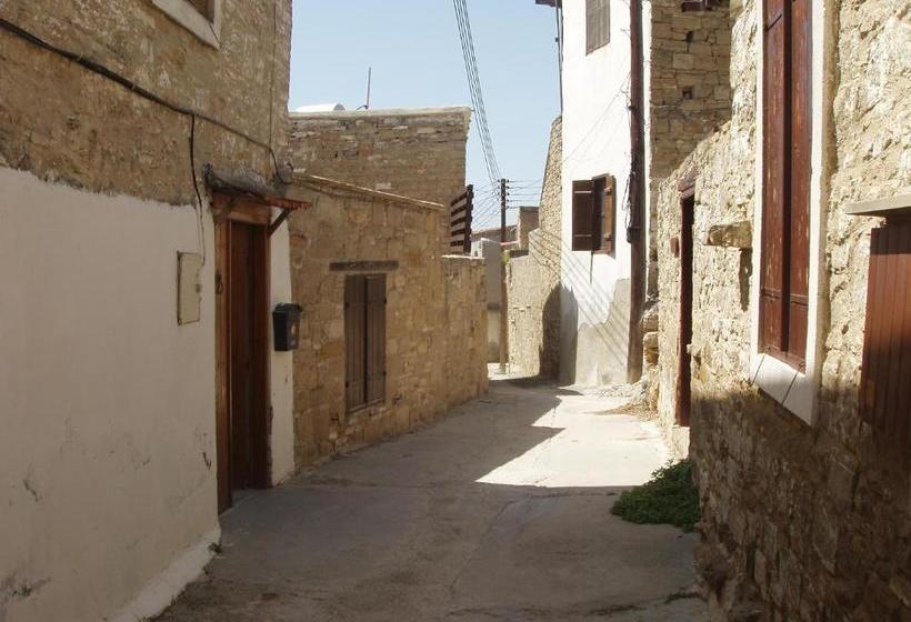 בית מלון כפרי Niovi Traditional Houses