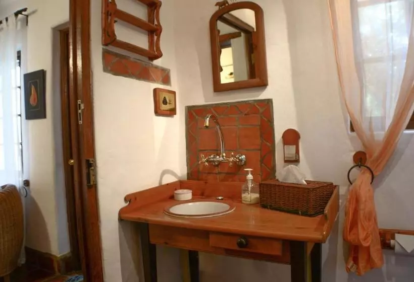 هتل Old Thatch Lodge