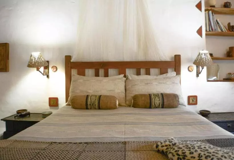 هتل Old Thatch Lodge