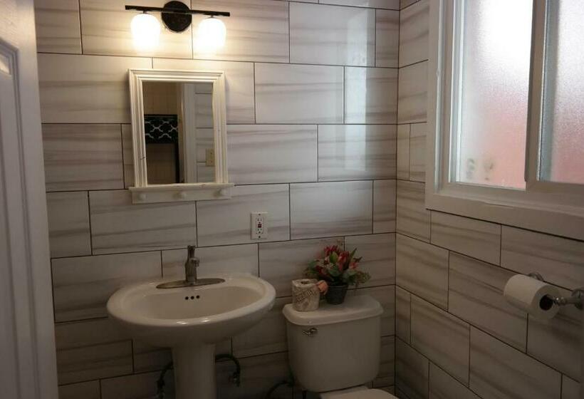 فندق The Beach Waikiki Boutique Hostel