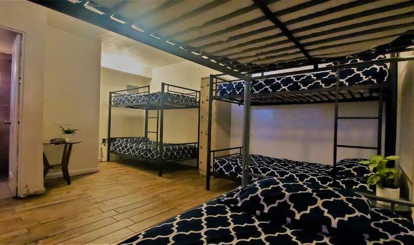 فندق The Beach Waikiki Boutique Hostel