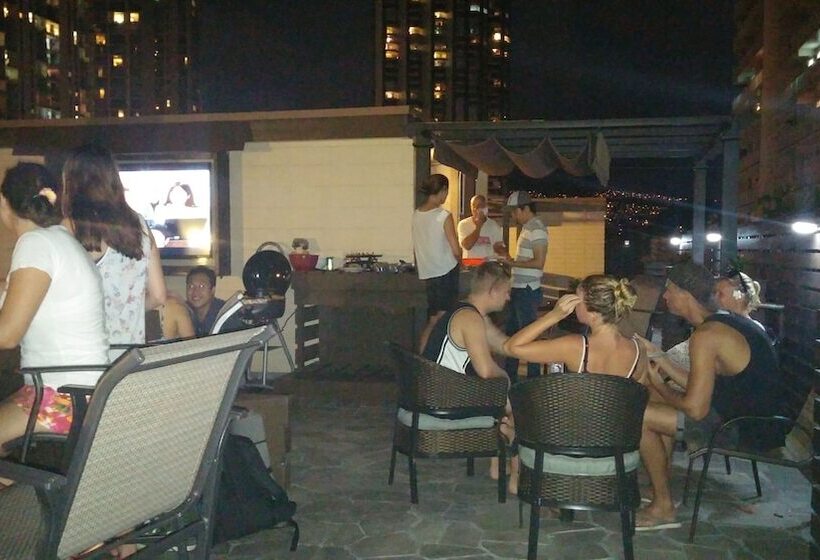 فندق The Beach Waikiki Boutique Hostel