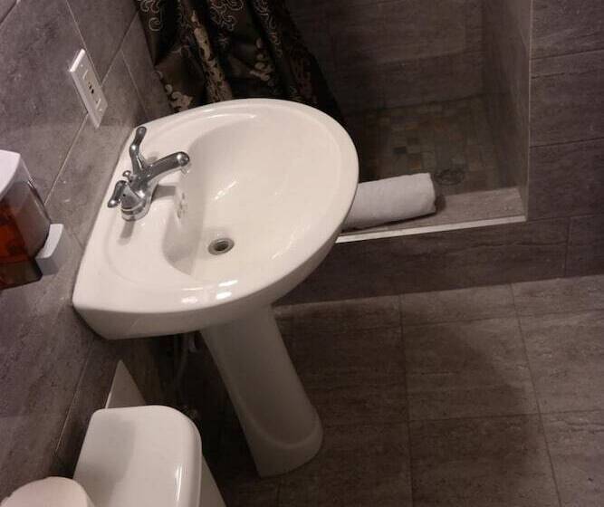 فندق The Beach Waikiki Boutique Hostel