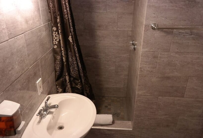 فندق The Beach Waikiki Boutique Hostel