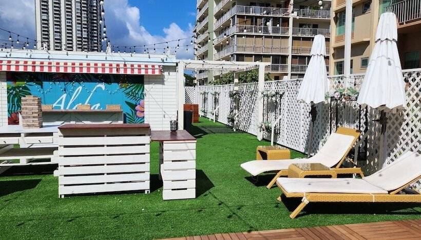 فندق The Beach Waikiki Boutique Hostel