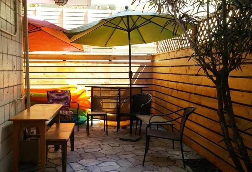 فندق The Beach Waikiki Boutique Hostel