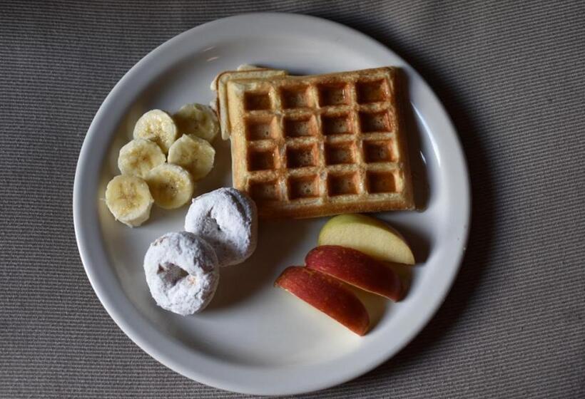 فندق The Beach Waikiki Boutique Hostel