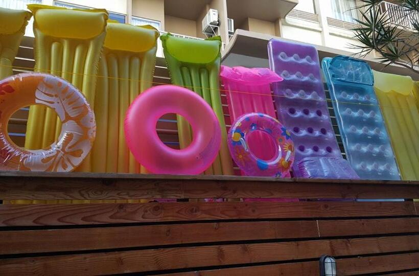 فندق The Beach Waikiki Boutique Hostel