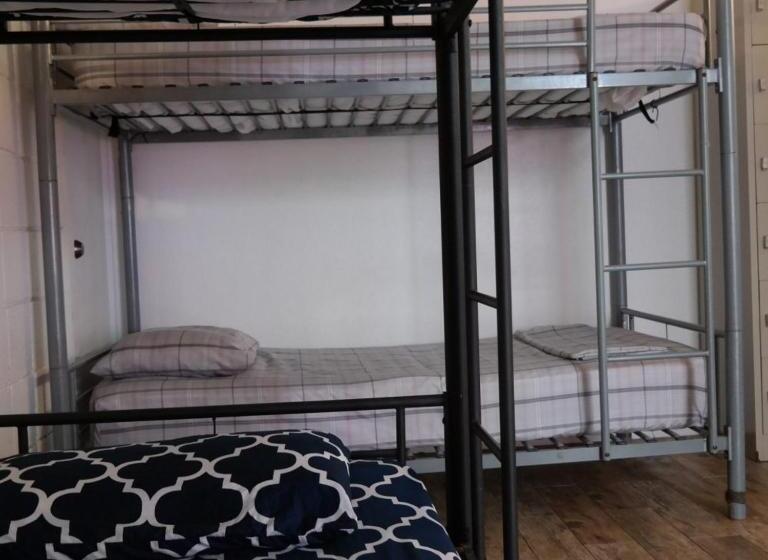 فندق The Beach Waikiki Boutique Hostel