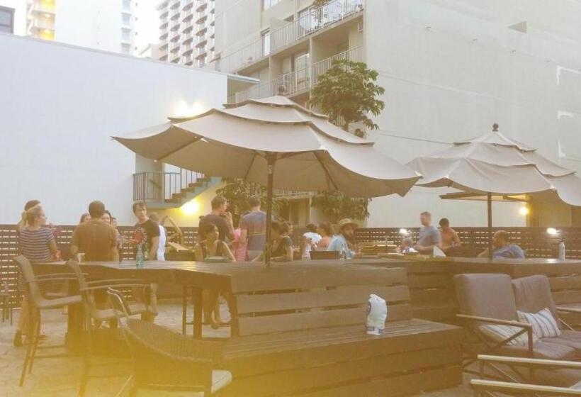 فندق The Beach Waikiki Boutique Hostel