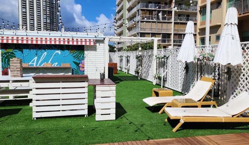 فندق The Beach Waikiki Boutique Hostel