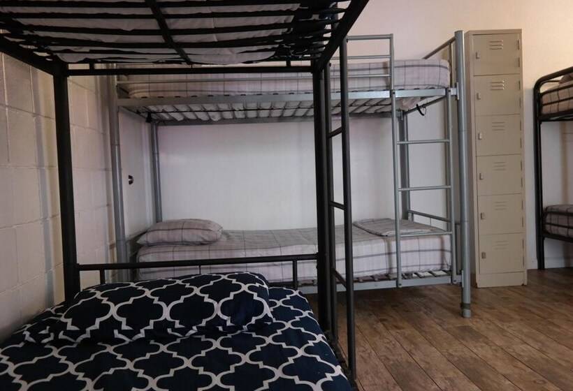 فندق The Beach Waikiki Boutique Hostel