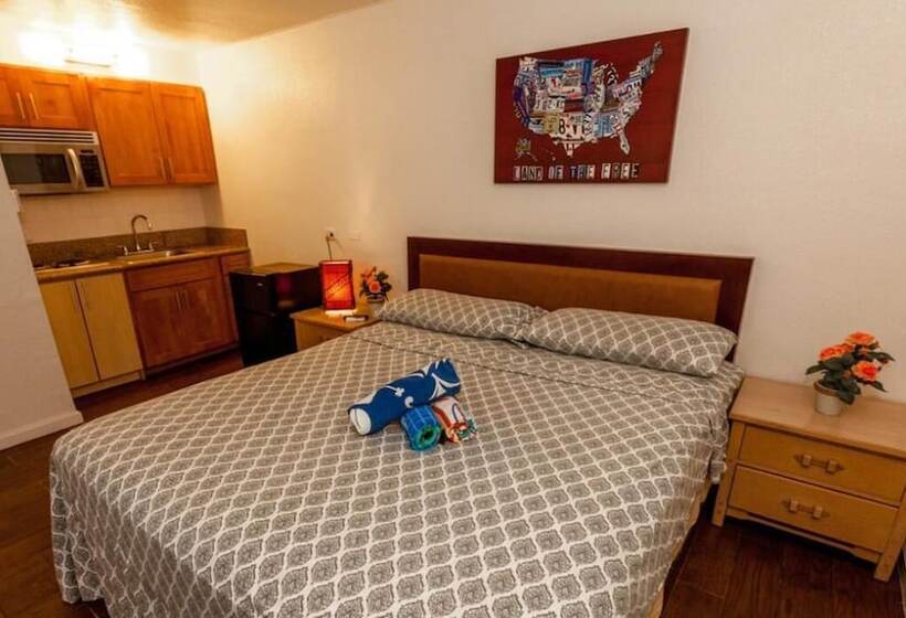 فندق The Beach Waikiki Boutique Hostel