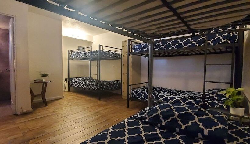 فندق The Beach Waikiki Boutique Hostel