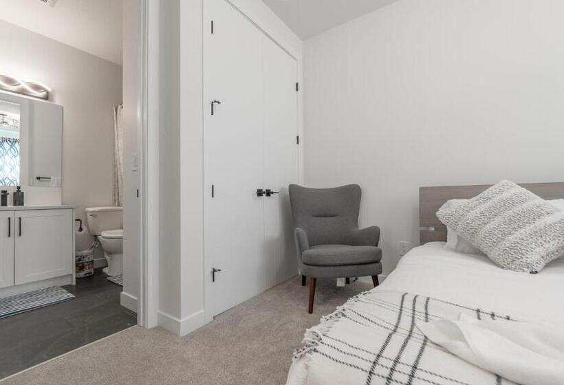 پانسیون Room 2 Of Lovely Home, Montgomery Downtown Calgary