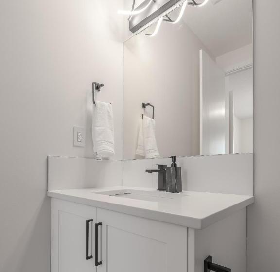 پانسیون Room 2 Of Lovely Home, Montgomery Downtown Calgary