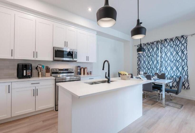 پانسیون Room 2 Of Lovely Home, Montgomery Downtown Calgary