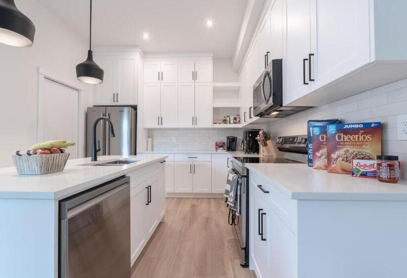 پانسیون Room 2 Of Lovely Home, Montgomery Downtown Calgary