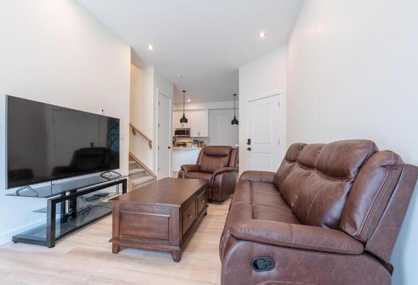 پانسیون Room 2 Of Lovely Home, Montgomery Downtown Calgary