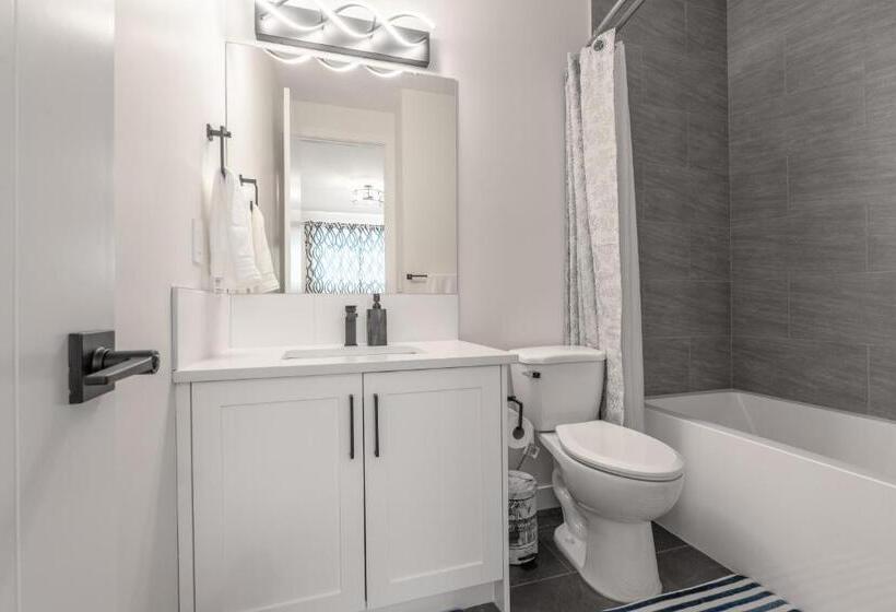 پانسیون Room 2 Of Lovely Home, Montgomery Downtown Calgary