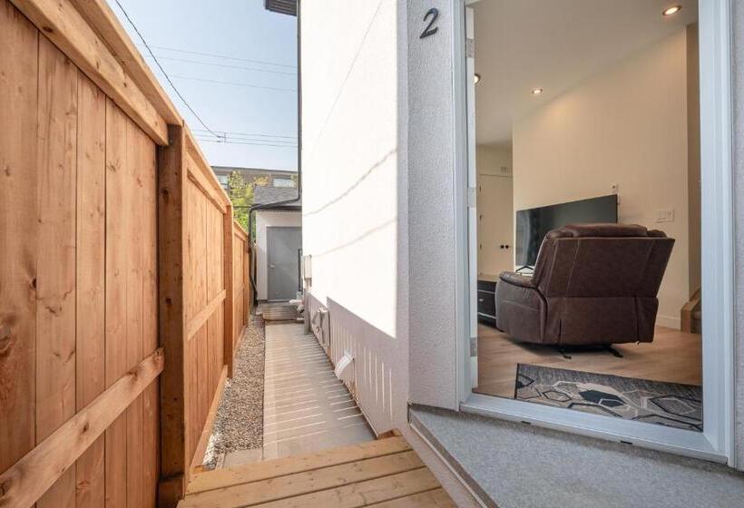 پانسیون Room 2 Of Lovely Home, Montgomery Downtown Calgary