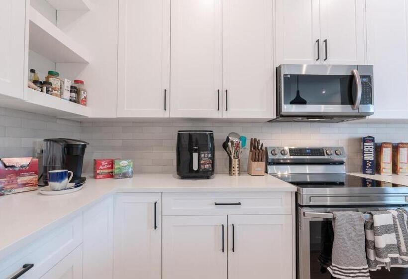 پانسیون Room 2 Of Lovely Home, Montgomery Downtown Calgary