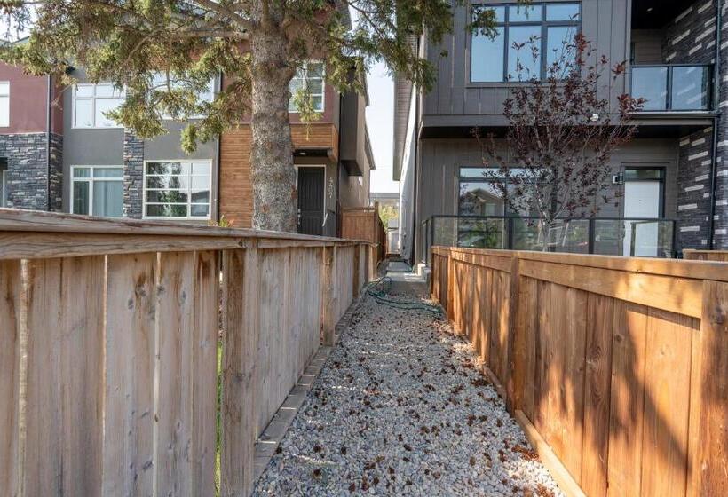 پانسیون Room 2 Of Lovely Home, Montgomery Downtown Calgary