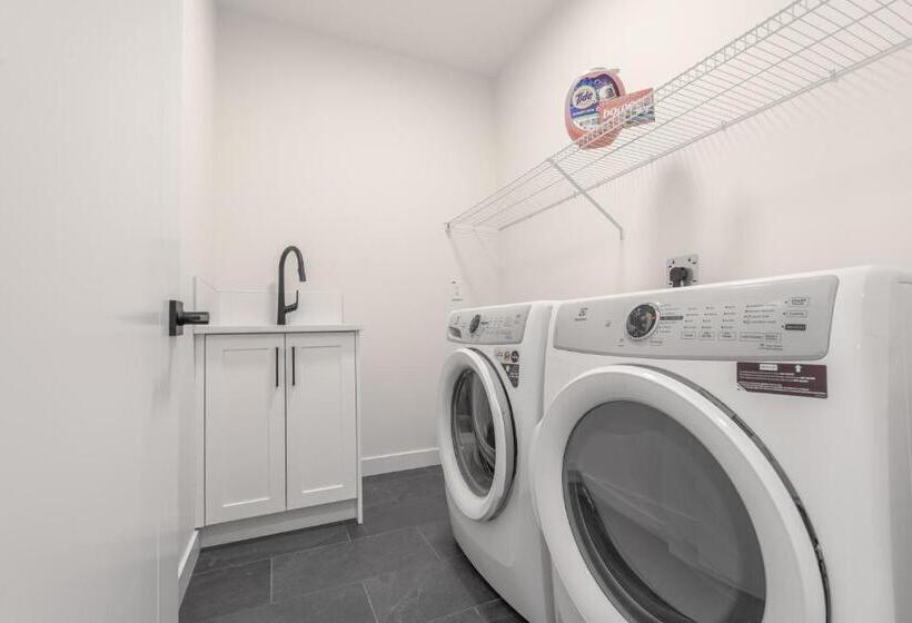 پانسیون Room 2 Of Lovely Home, Montgomery Downtown Calgary