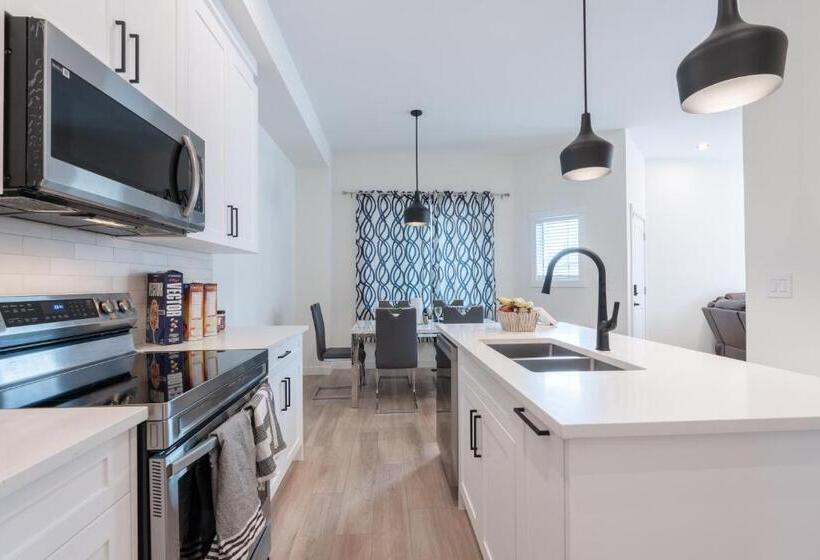 پانسیون Room 2 Of Lovely Home, Montgomery Downtown Calgary