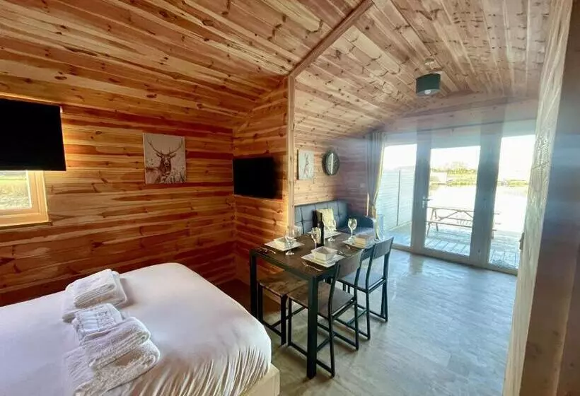Lomakeskus Lakeside Fishing Retreats