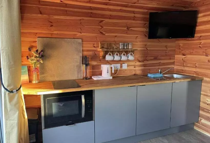 Lomakeskus Lakeside Fishing Retreats