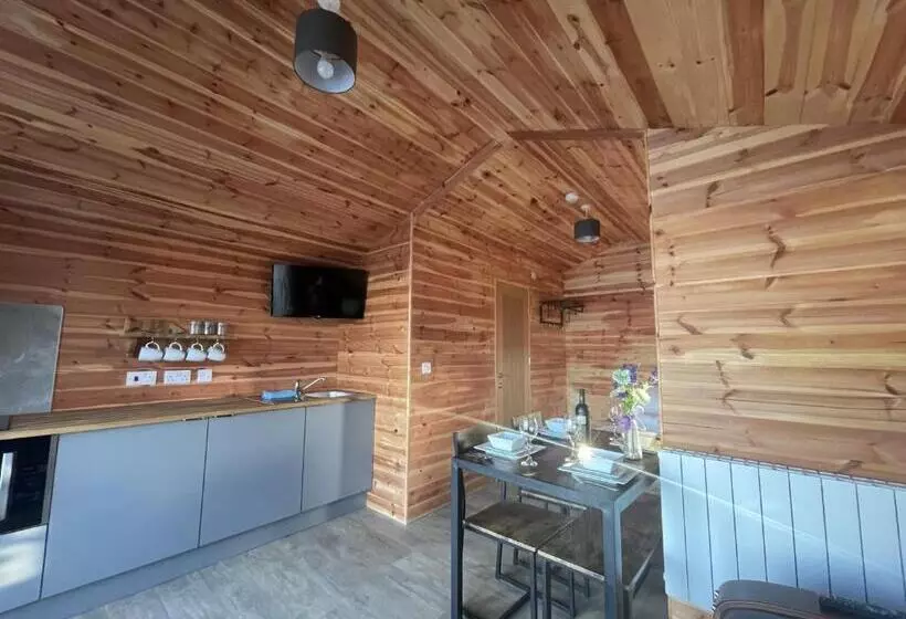 Lomakeskus Lakeside Fishing Retreats