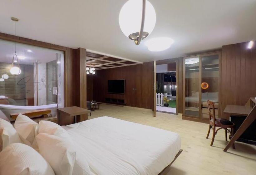 Signature By Hotel Crown Inn