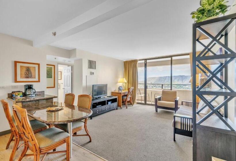 Отель Spectacular Ocean & Diamond Head View 2 Bedroom Condo With Free Parking!