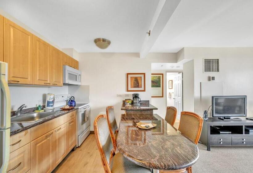 Отель Spectacular Ocean & Diamond Head View 2 Bedroom Condo With Free Parking!