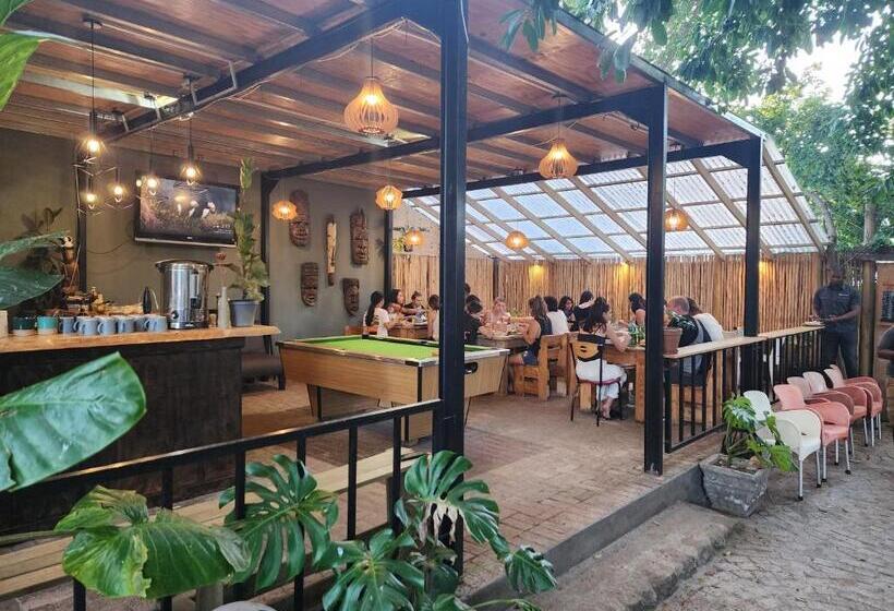 הוסטל Uthando Backpackers Lodge