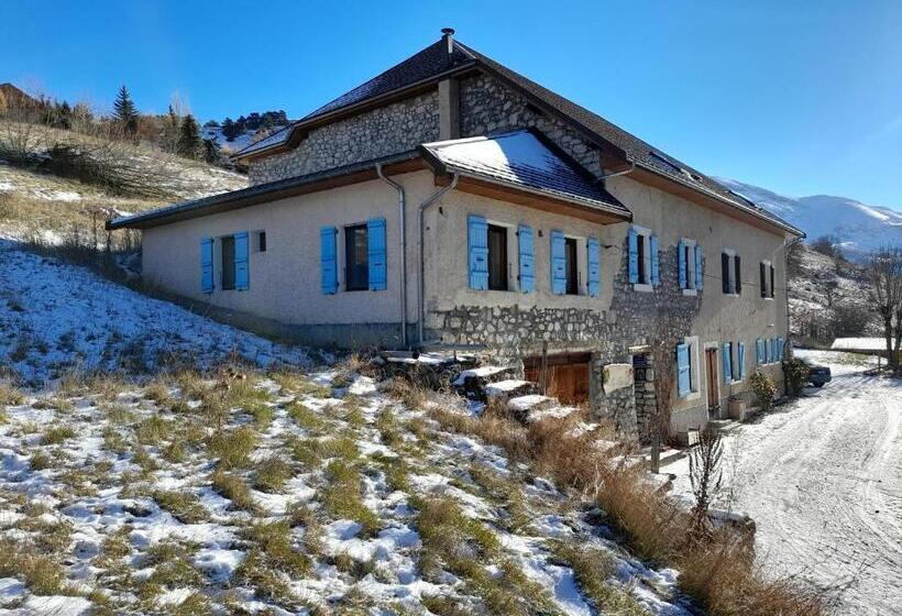 تختخواب و صبحانه La Tourtette