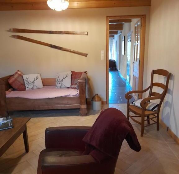 تختخواب و صبحانه La Tourtette