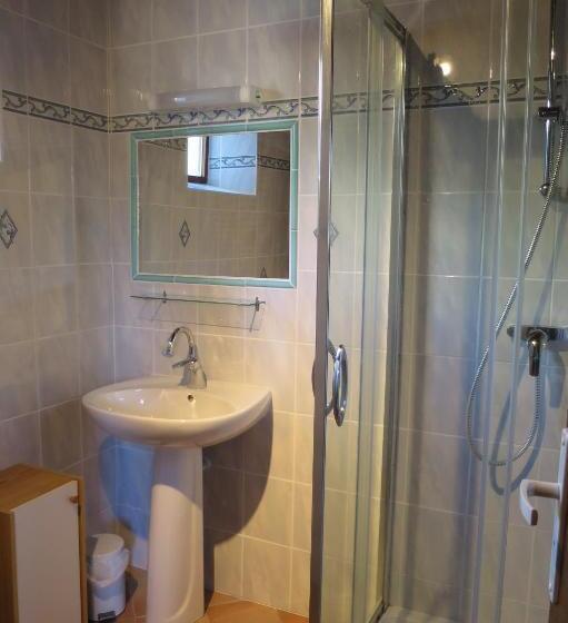 تختخواب و صبحانه La Tourtette