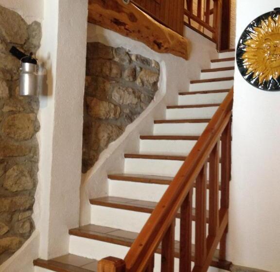 تختخواب و صبحانه La Tourtette