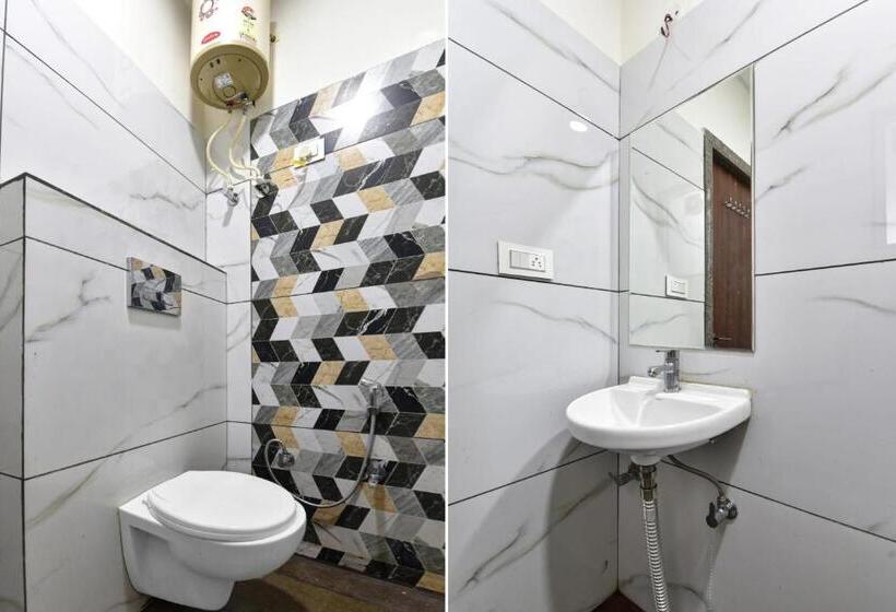 Collection O 70296 Hotel Sarover