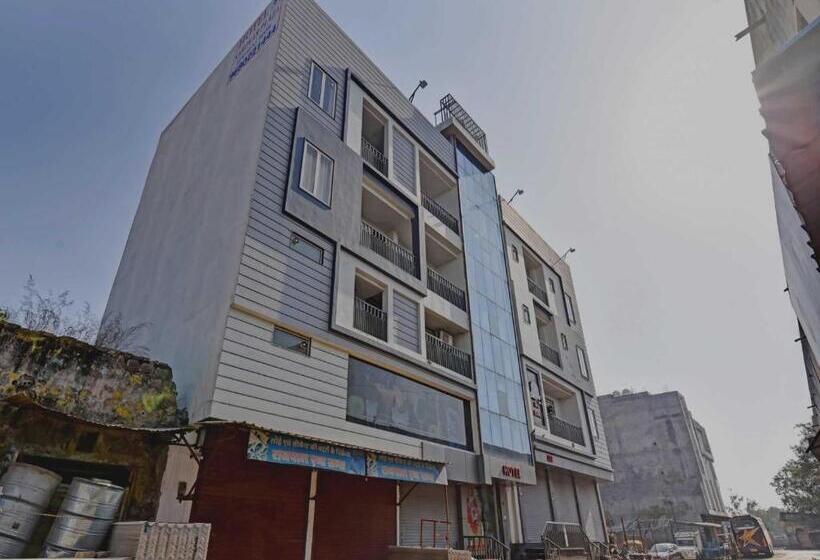 Collection O 70296 Hotel Sarover